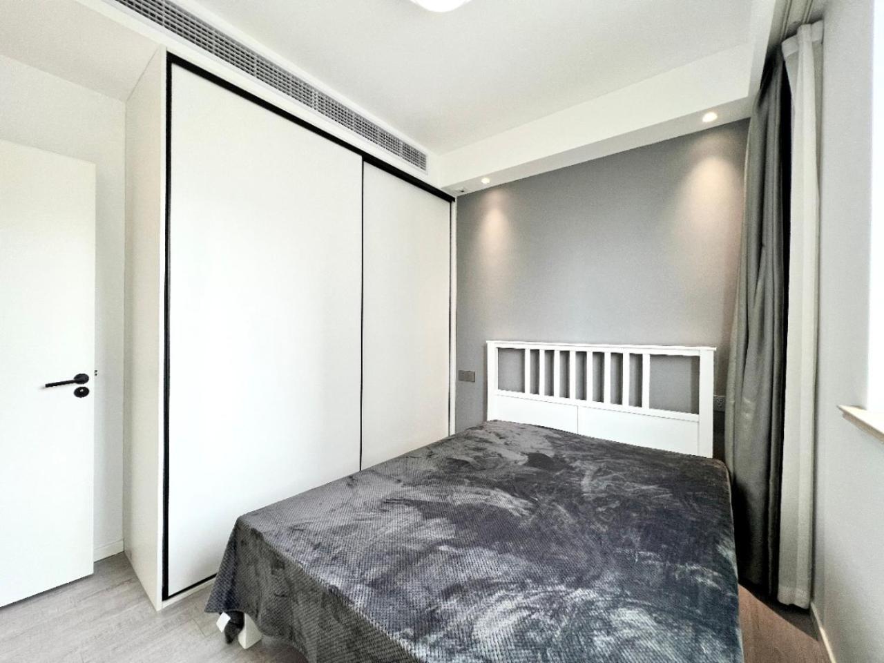 Bund Xintiandi Newly Renovated Near Metro Station Floor Heating And Air Apartment