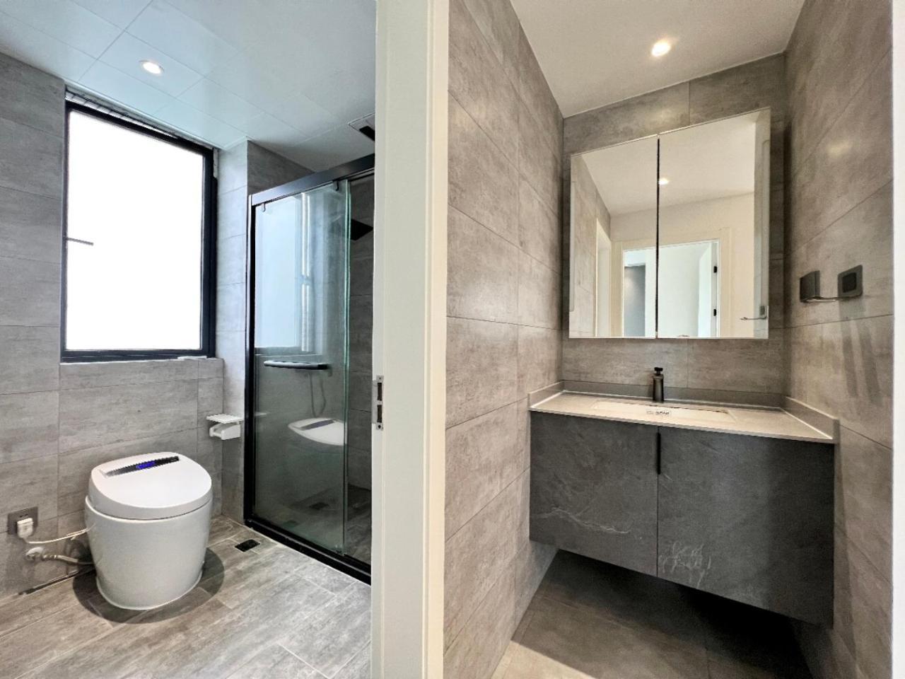 Bund Xintiandi Newly Renovated Near Metro Station Floor Heating And Air Apartment