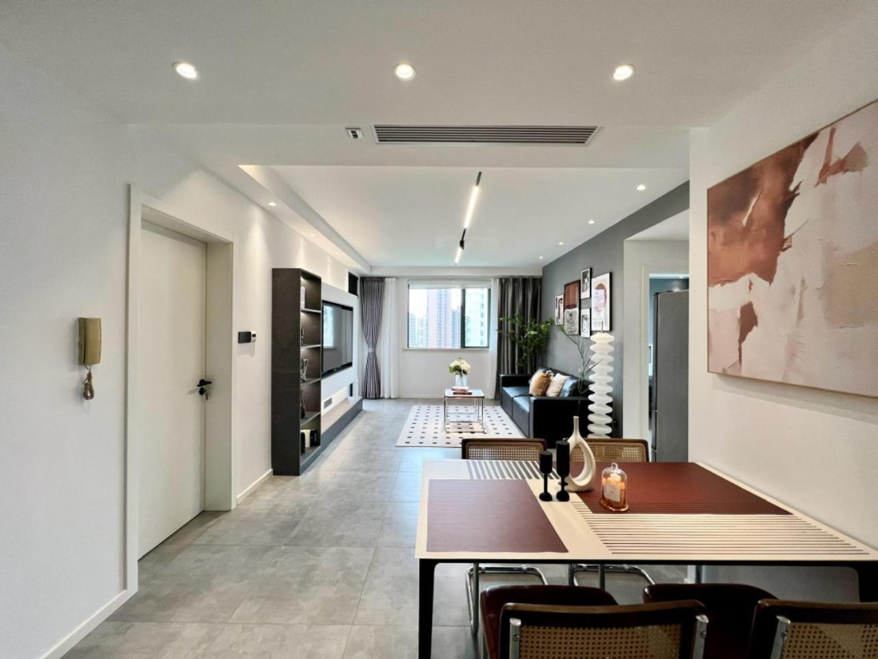 Bund Xintiandi Newly Renovated Near Metro Station Floor Heating And Air Apartment Shanghai