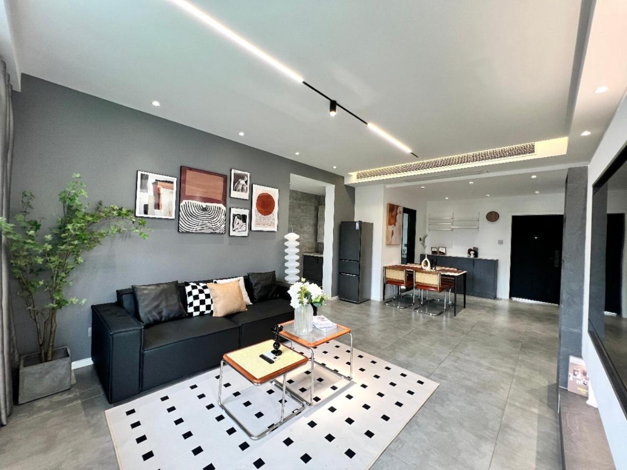 Bund Xintiandi Newly Renovated Near Metro Station Floor Heating And Air Apartment Shanghai